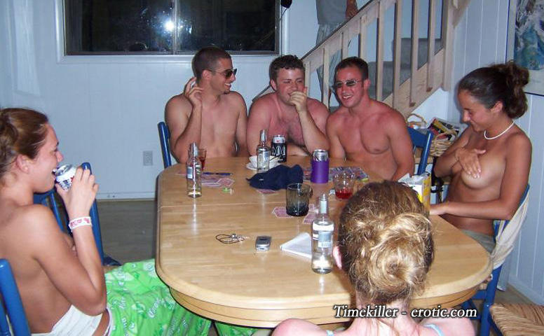 Amateurs girl playing strip poker no.01 