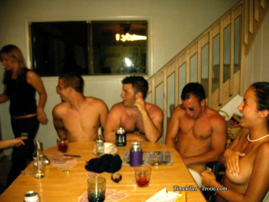 Amateurs girl playing strip poker no.01 