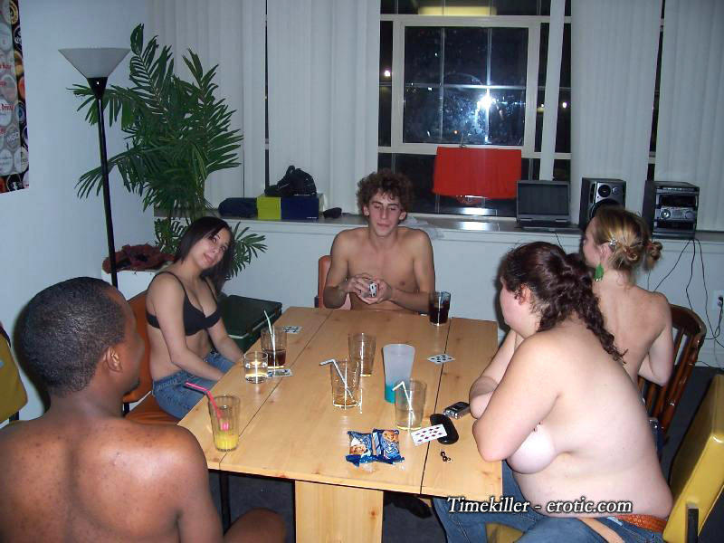 Amateurs girl playing strip poker no.01 