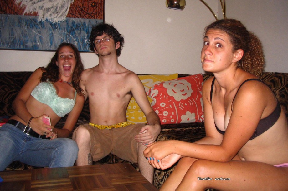 Amateurs girl playing strip poker no.01 