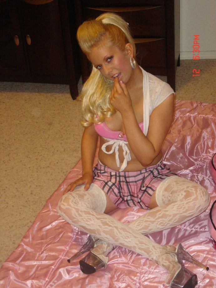 Nice blonde amateur teen posing 