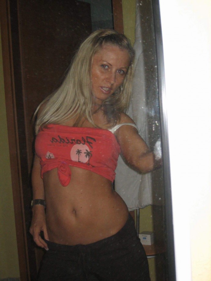 Blonde lena posing and shows pussy 