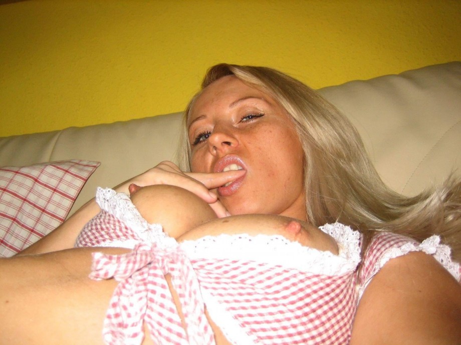 Blonde lena posing and shows pussy 