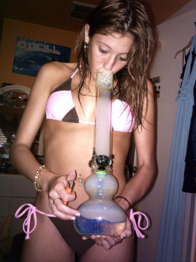 Stoner chicks hittin the bong naked 