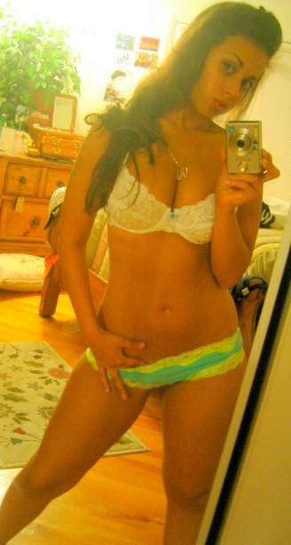 Amateur greek girl and her selfpics