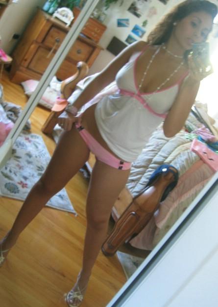 Amateur greek girl and her selfpics