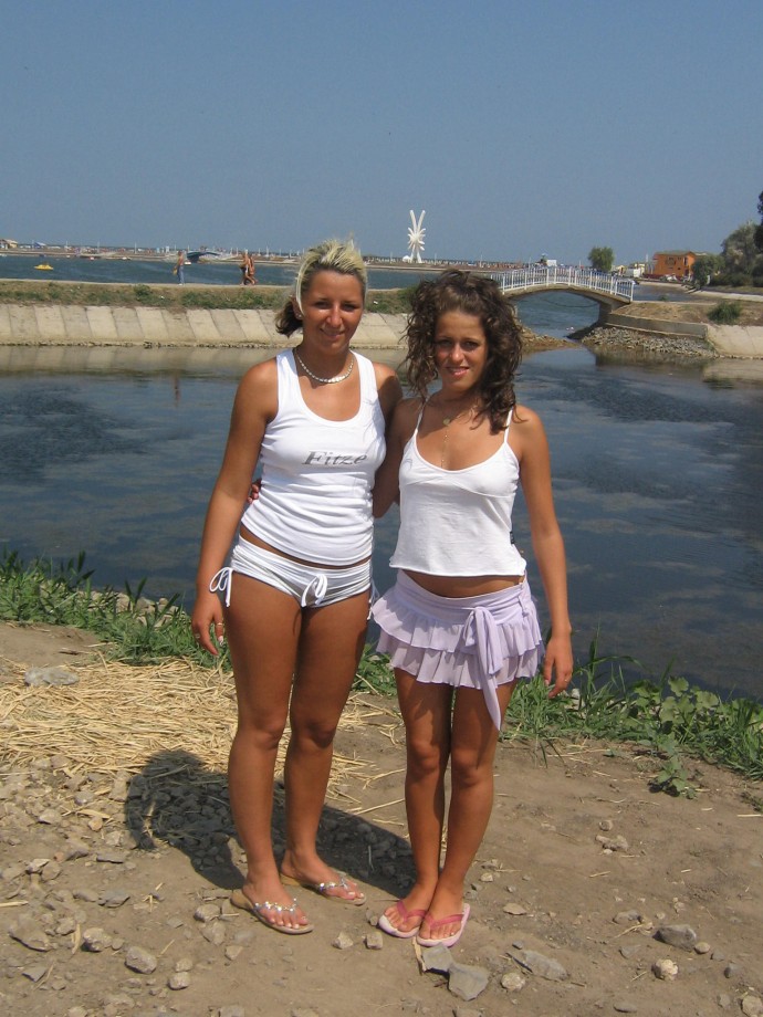 Cute beach girls 