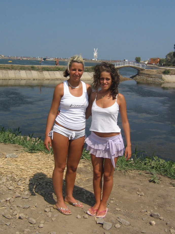 Cute beach girls 