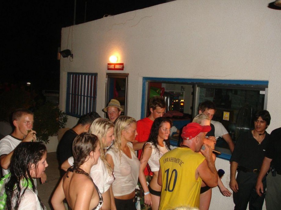 Pikotop - swedish girls going wild on a party 