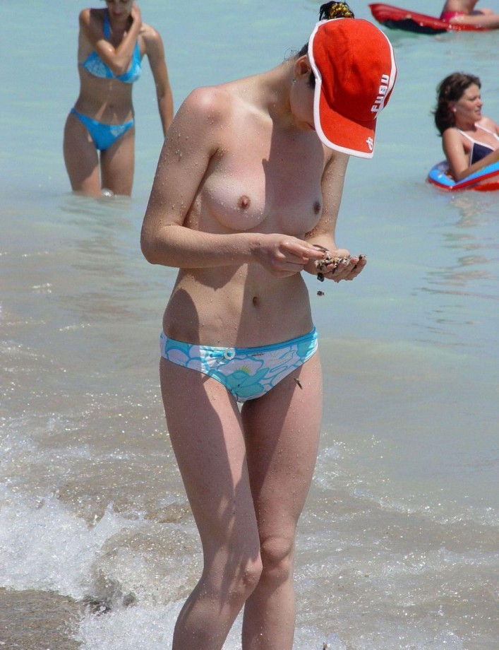 Pikotop - topless top girls at beach