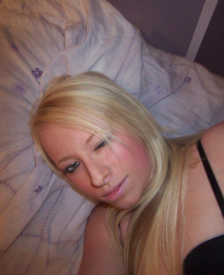 Hot blonde teenslut