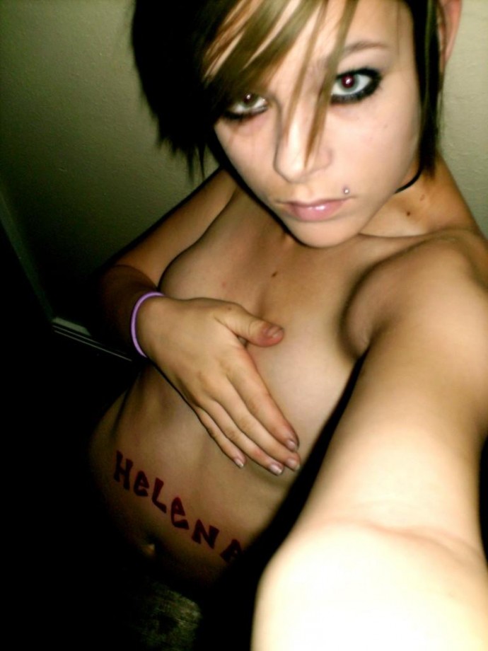 Sexy scene girl takes sexy pics