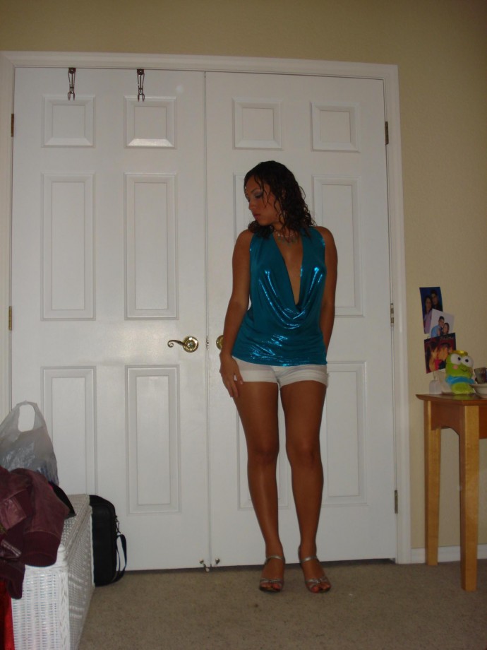 Amateur latina shows her body