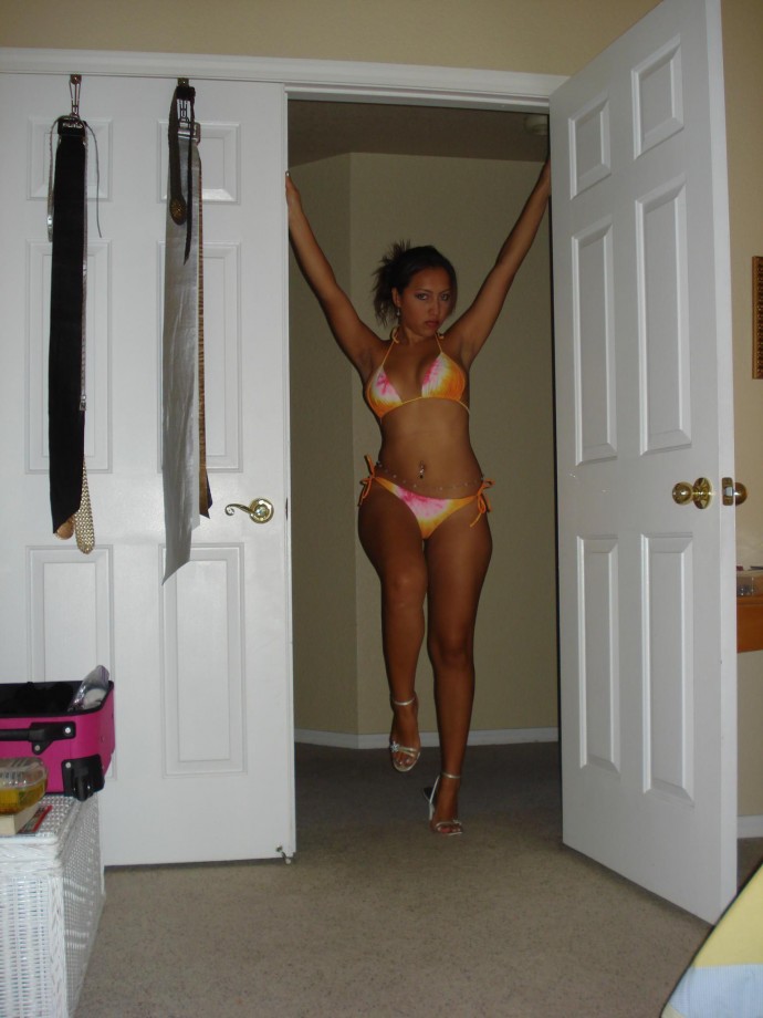 Amateur latina shows her body