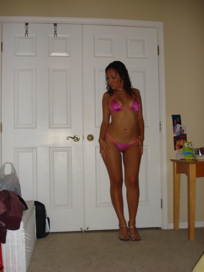 Amateur latina shows her body