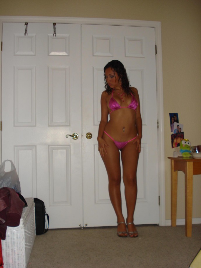 Amateur latina shows her body