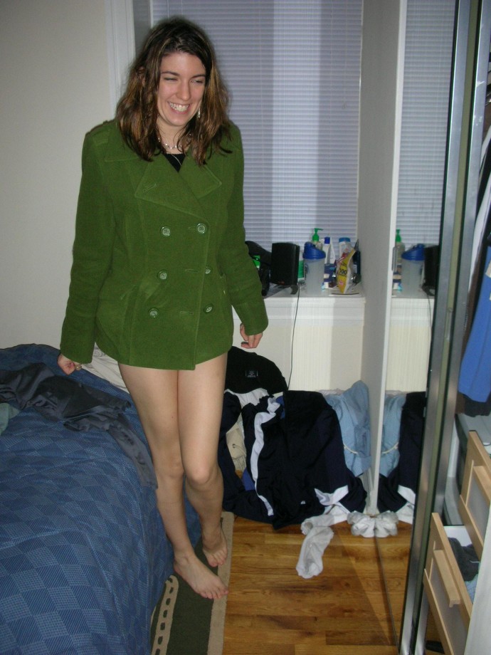 Amateur slut shows her body