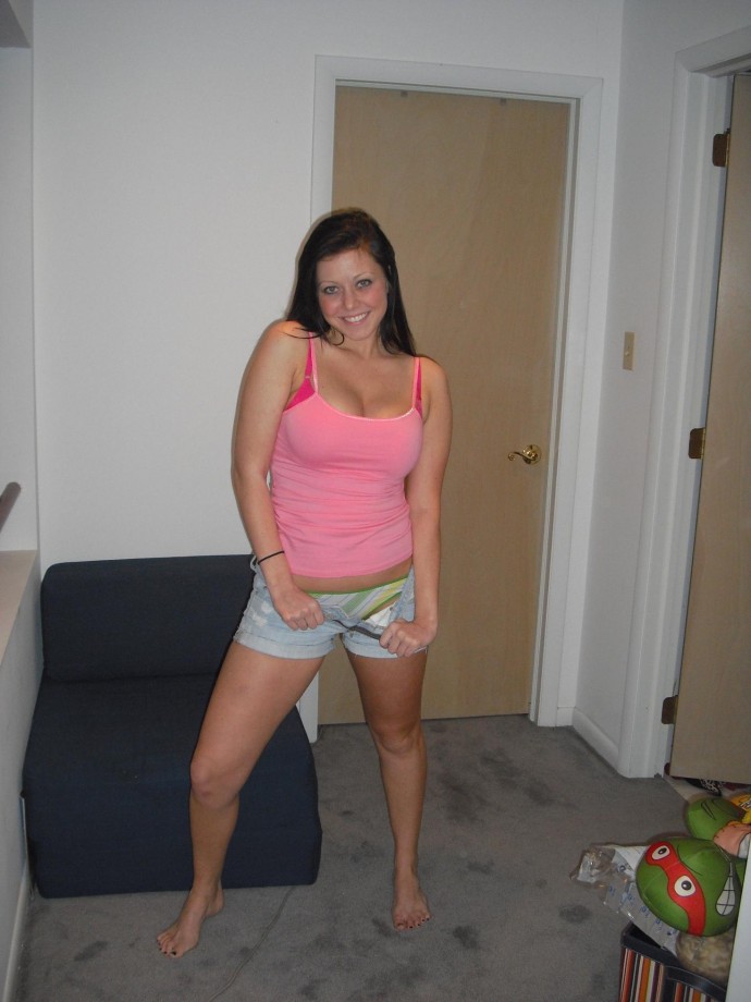 Sweet girlfriend shows her naked body