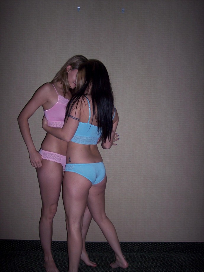 2 sexy amateur lesbian chicks