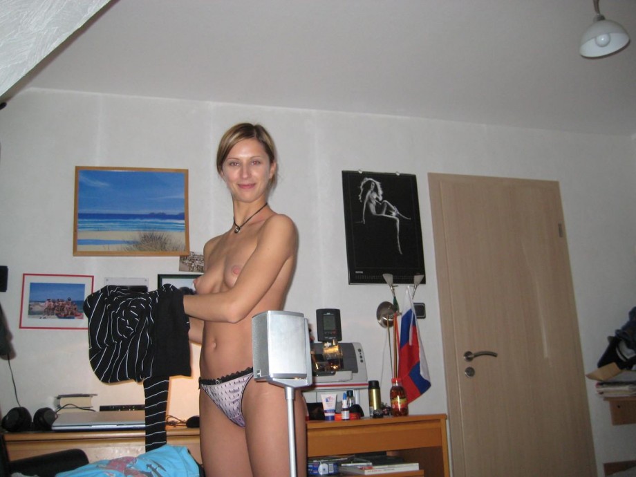 Hot amateur slut shows her naked body