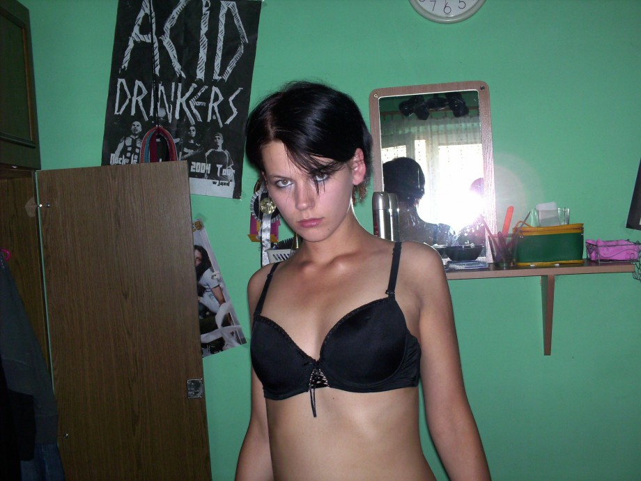 Sweet amateur teen girlfriend shows her hot body