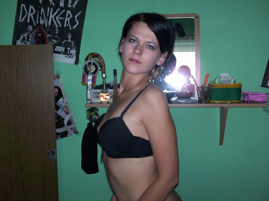 Sweet amateur teen girlfriend shows her hot body