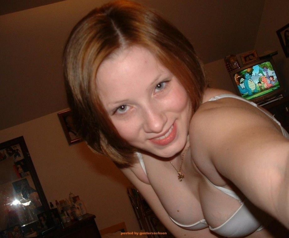 Teen girlfriend posing naked