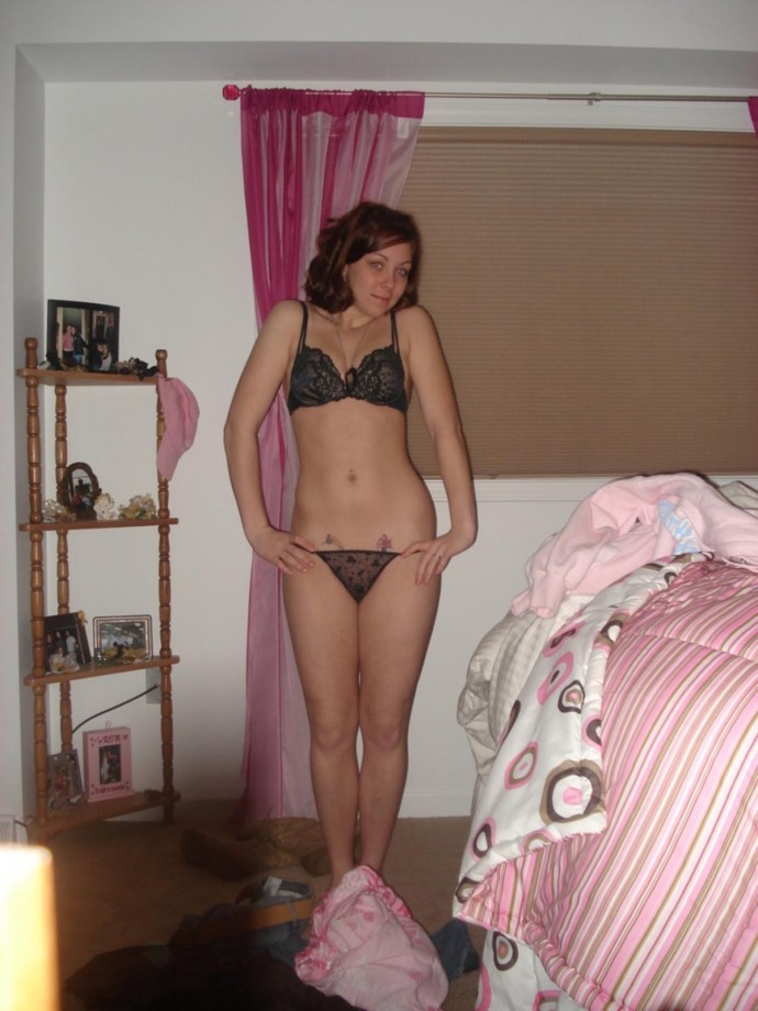 Sexy amateur teen shows her naked body