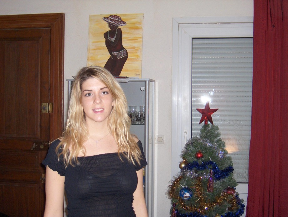 Hot blonde shows her naked body and giving blowjob