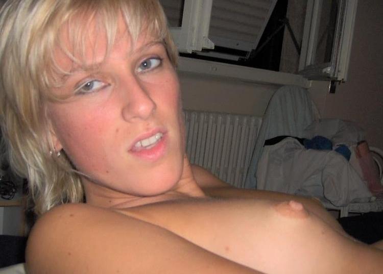 Blond thin girl and her naked photos