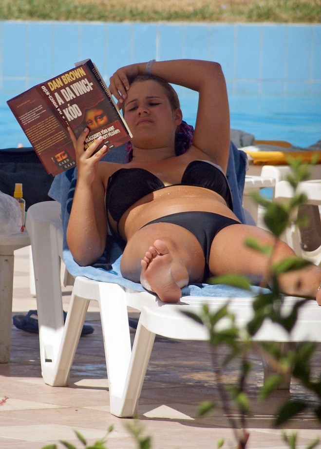 Beach bikini cameltoe 6 (amateur)