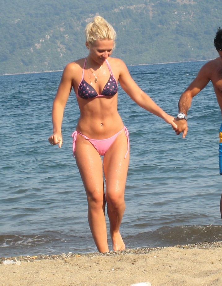 Beach bikini cameltoe 4 (amateur) 