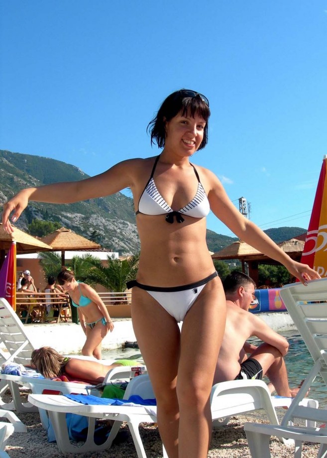 Beach bikini cameltoe 4 (amateur) 