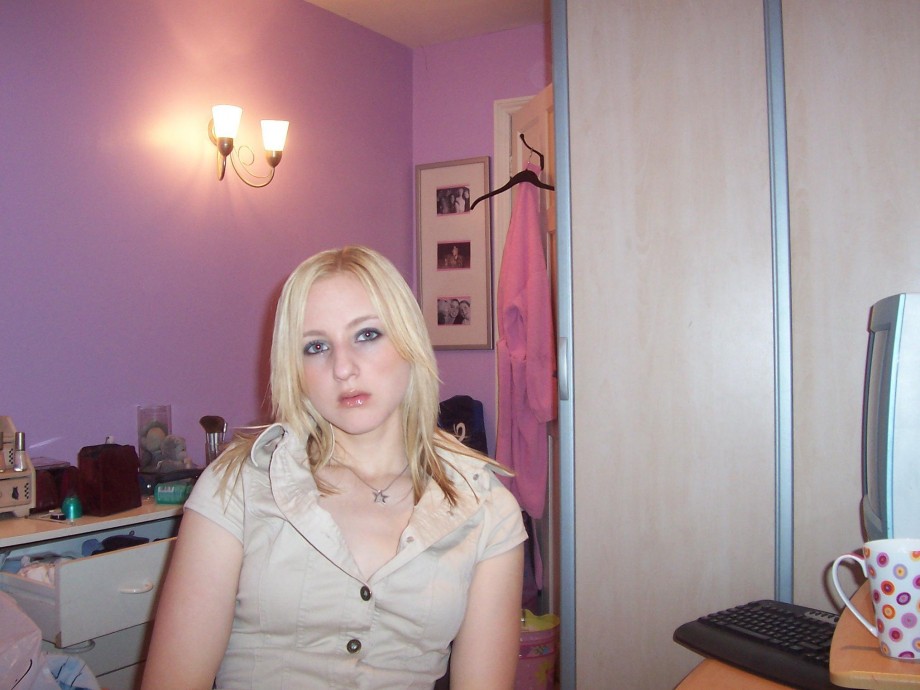 Dirty blonde teen bares all 