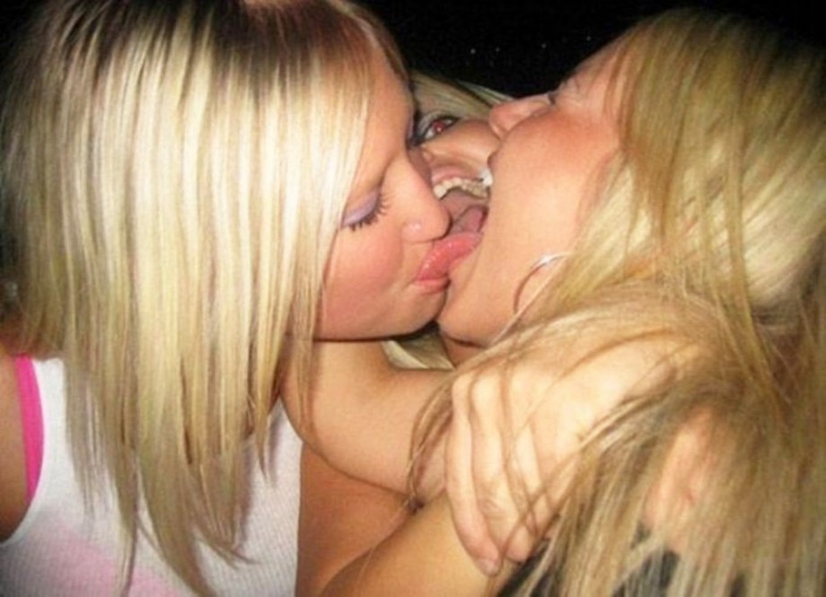 Fantastic kissing girls no.01