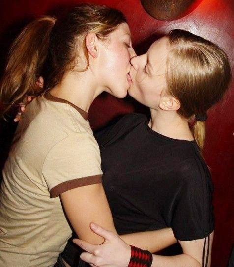 Fantastic kissing girls no.01