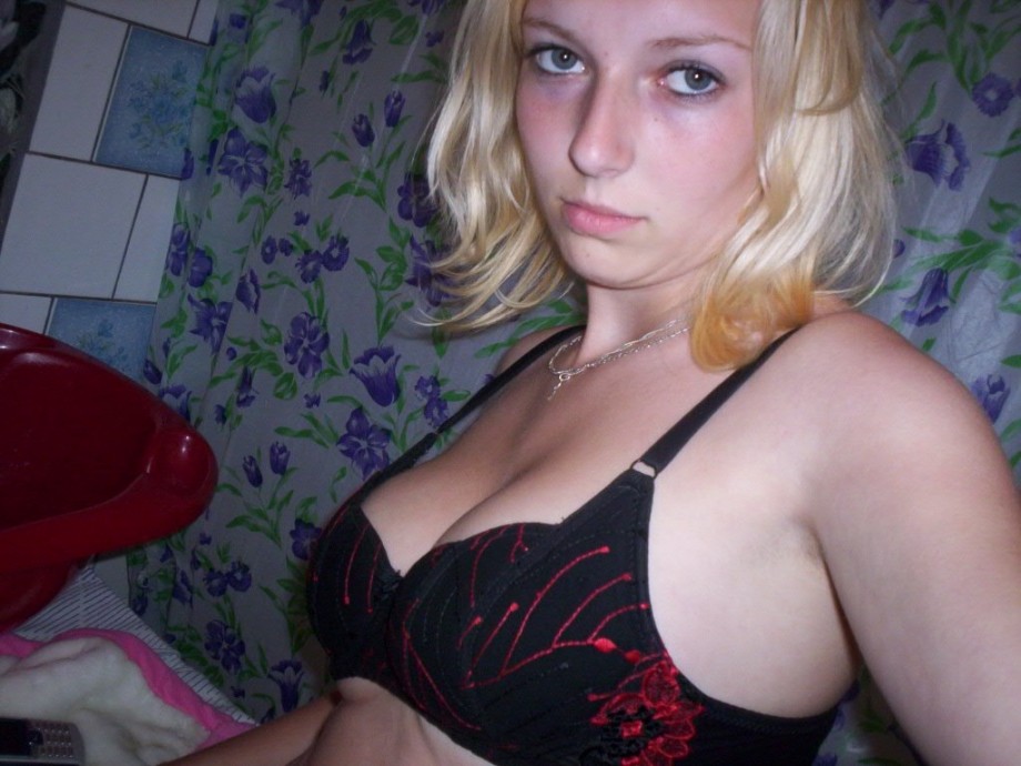 Sexy blonde selfpics