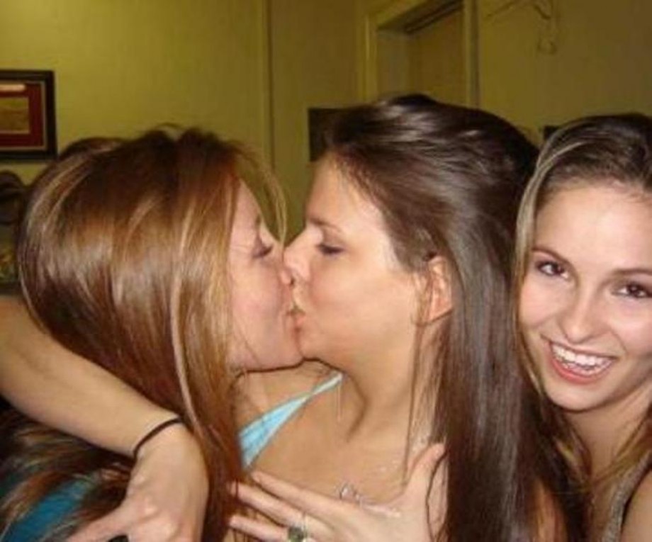 Amateur lesbian kisses 02