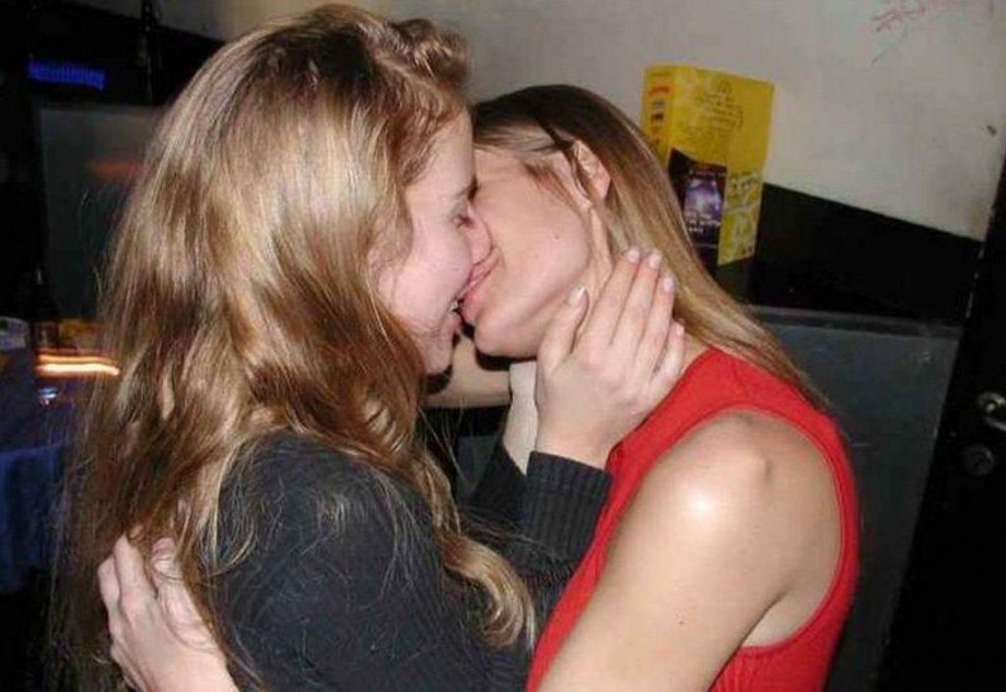 Amateur lesbian kisses 02