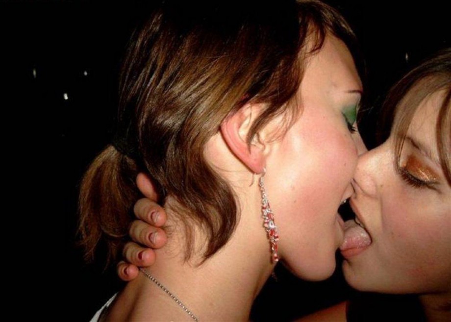 Amateur lesbian kisses 02