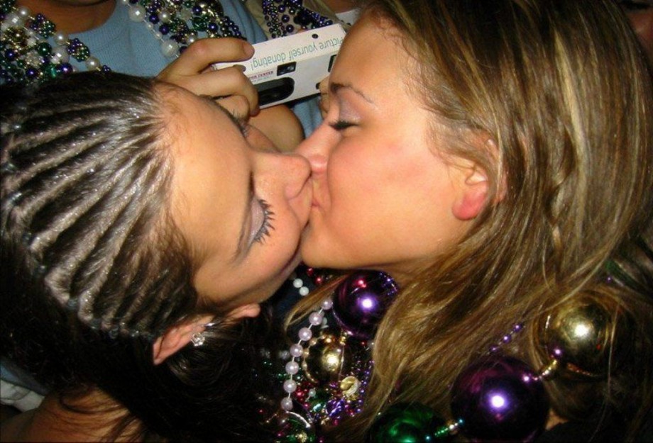 Amateur lesbian kisses 02