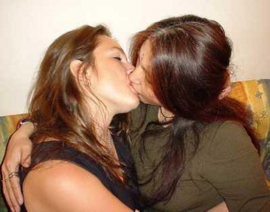 Amateur lesbian kisses 03