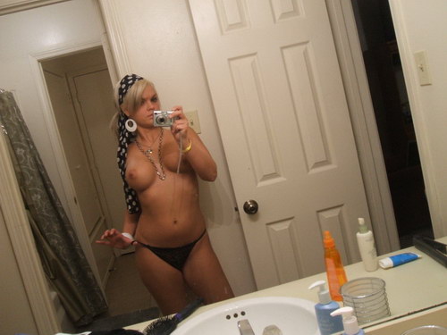 Blonde teem selfshot