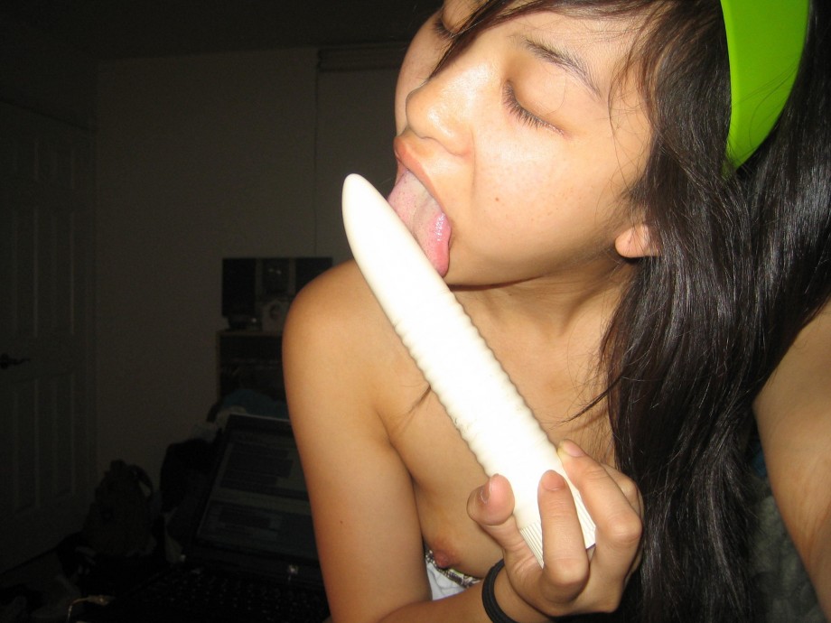 Amateur asian dildoteen masturbating