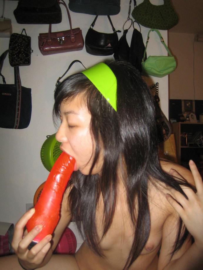 Amateur asian dildoteen masturbating