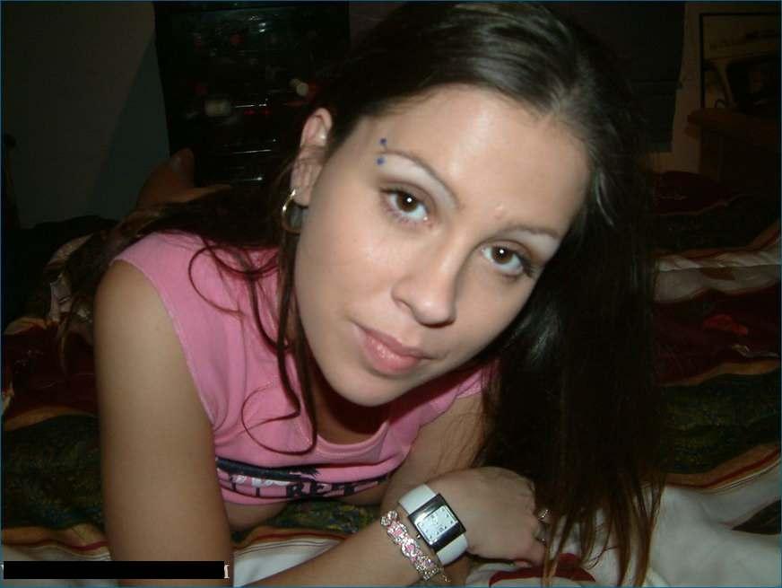 Brunette selfshooter masturbating