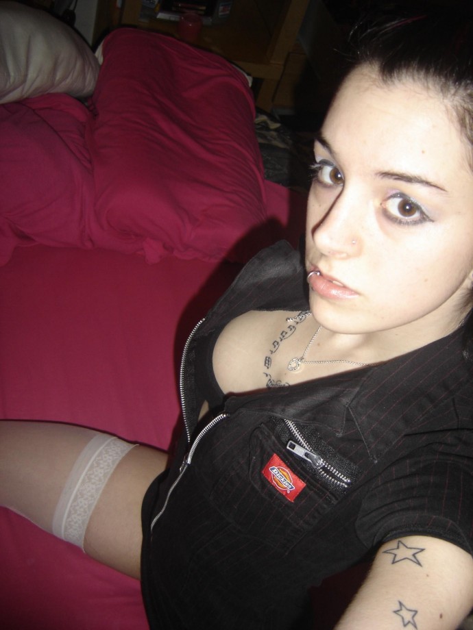 Goth hottie stripping and spreading