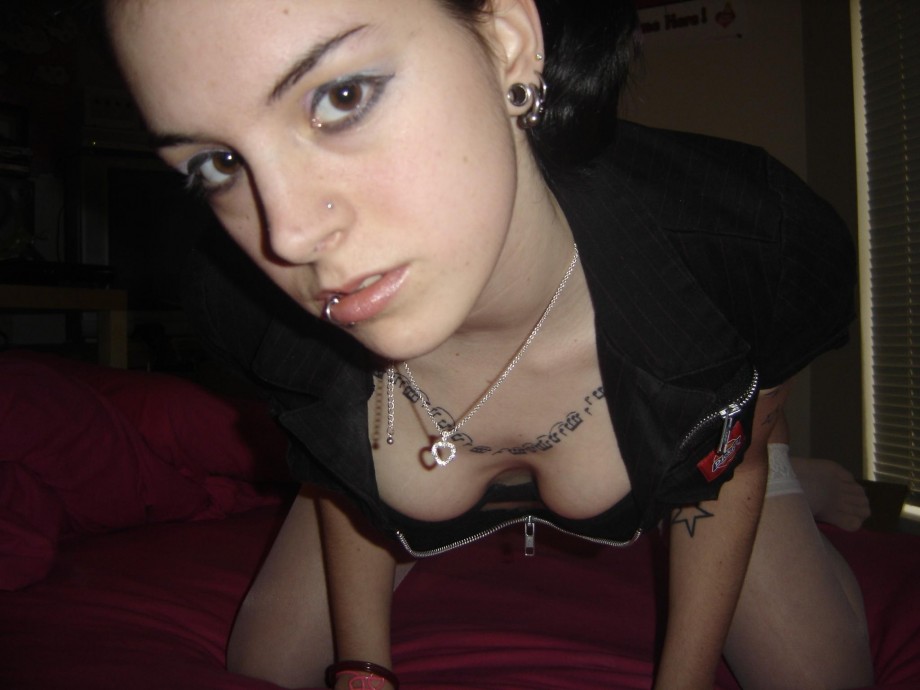 Goth hottie stripping and spreading