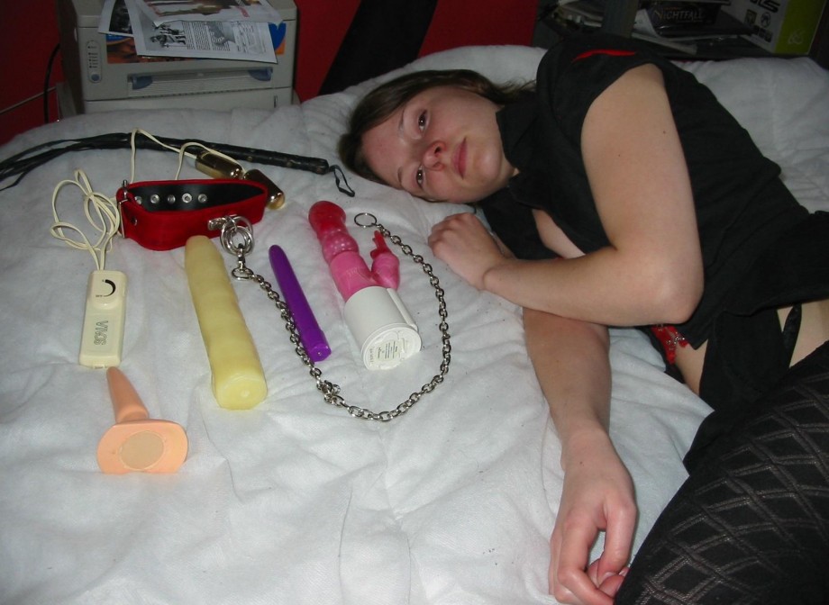 Slut girlfriend shows her toys 