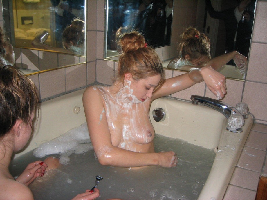Pikotop - lesbians shaving in bathtub 